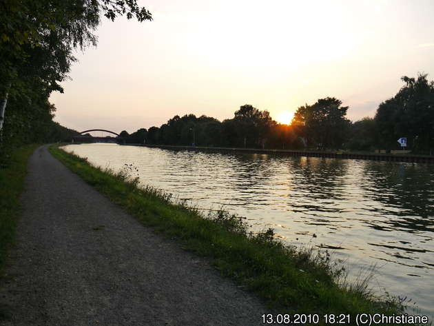Sonnenuntergang am Kanal